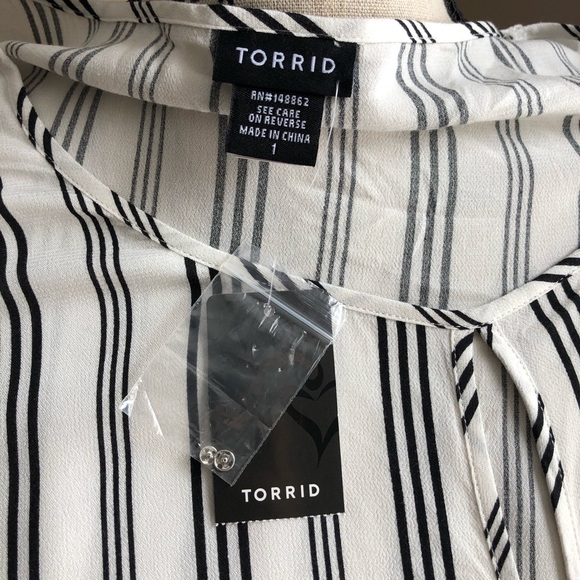 NWT Torrid White & Black Striped Surplice Top sz1 - Picture 7 of 8